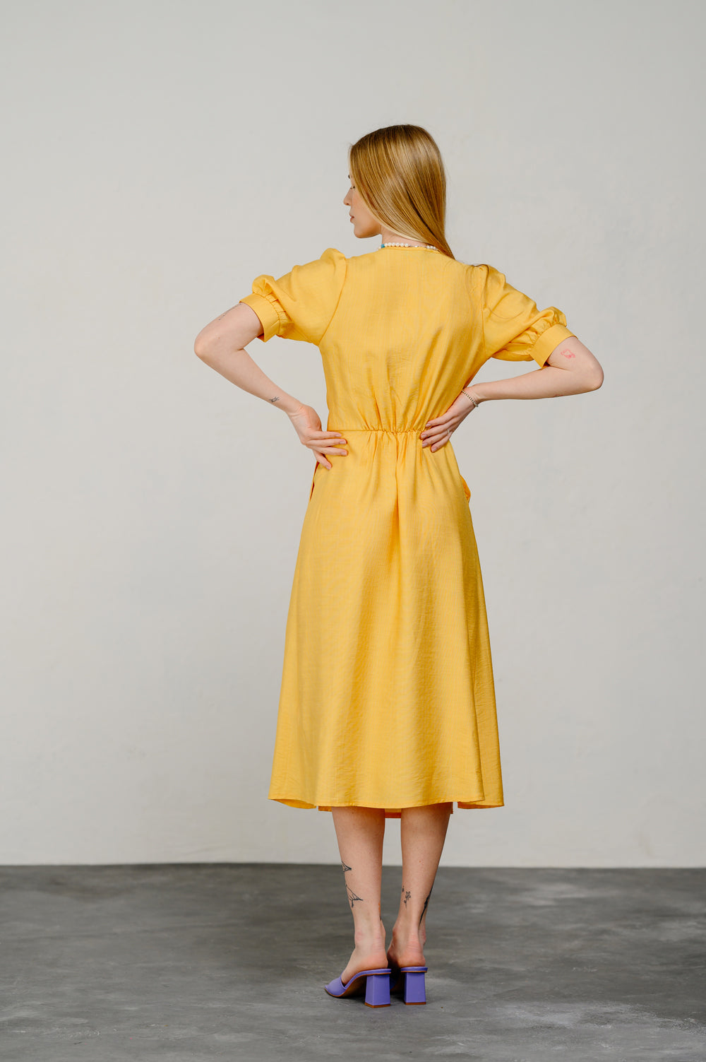 Elegante vestido midi semi-ajustado en amarillo