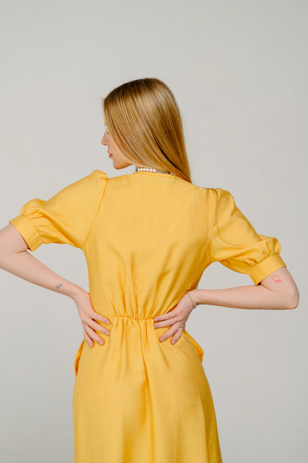 Élégante robe midi semi-ajustée en jaune