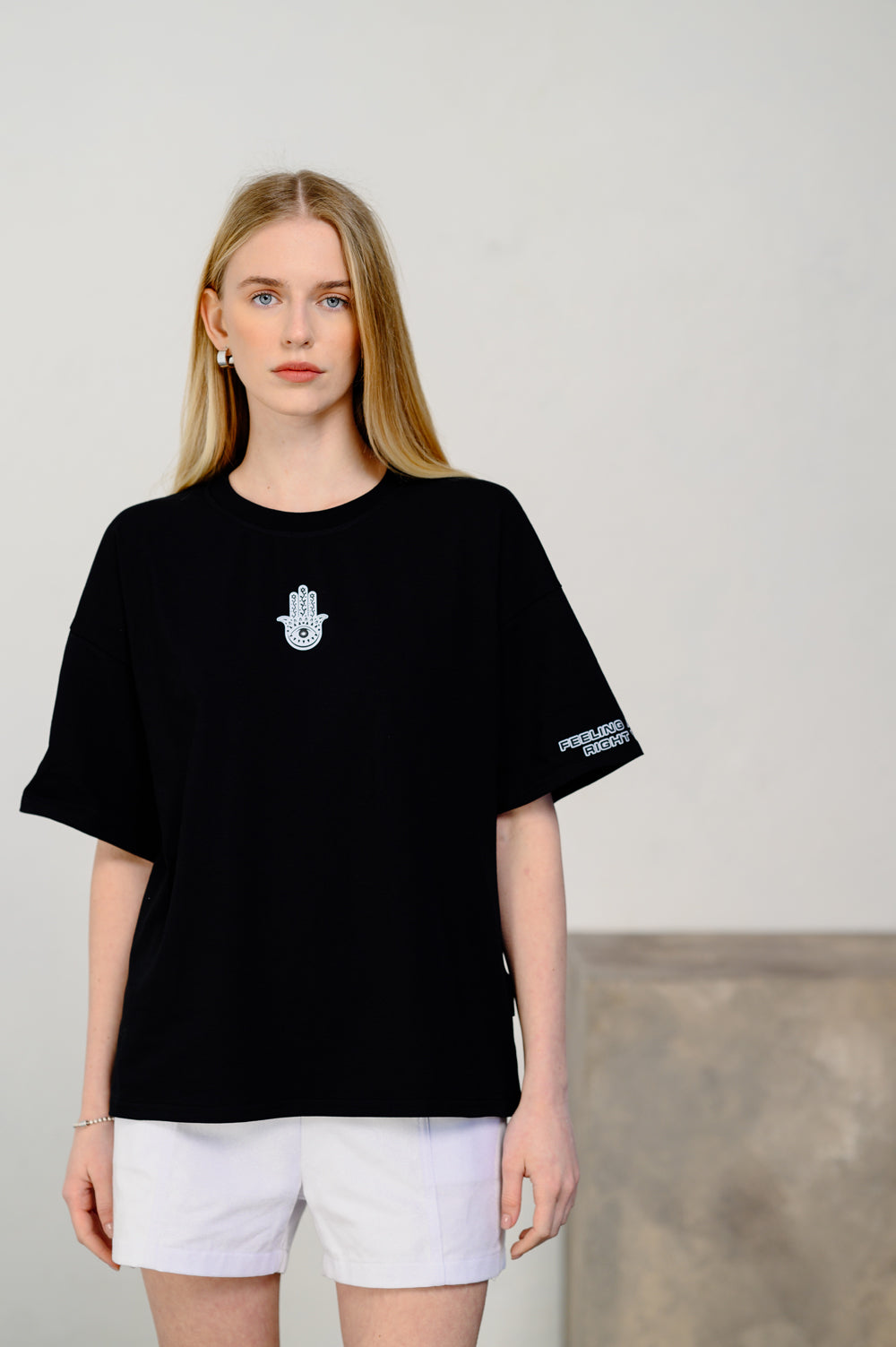 T-shirt oversize nera con adesivo