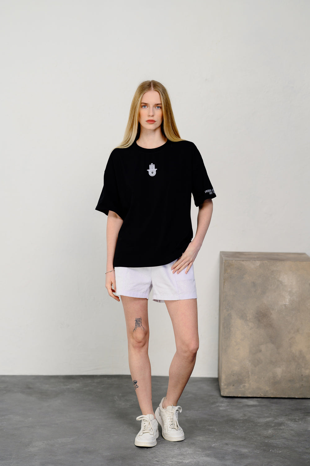 T-shirt oversize nera con adesivo