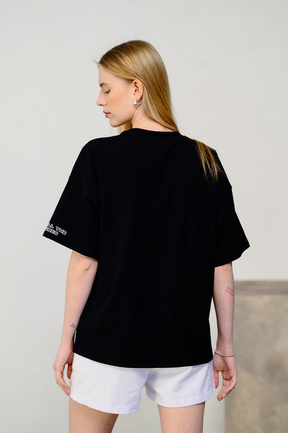 T-shirt oversize nera con adesivo