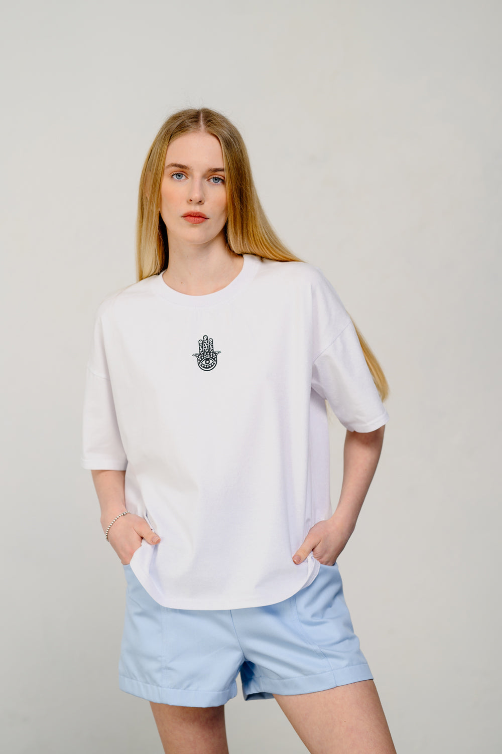 T-shirt blanc oversize avec autocollant