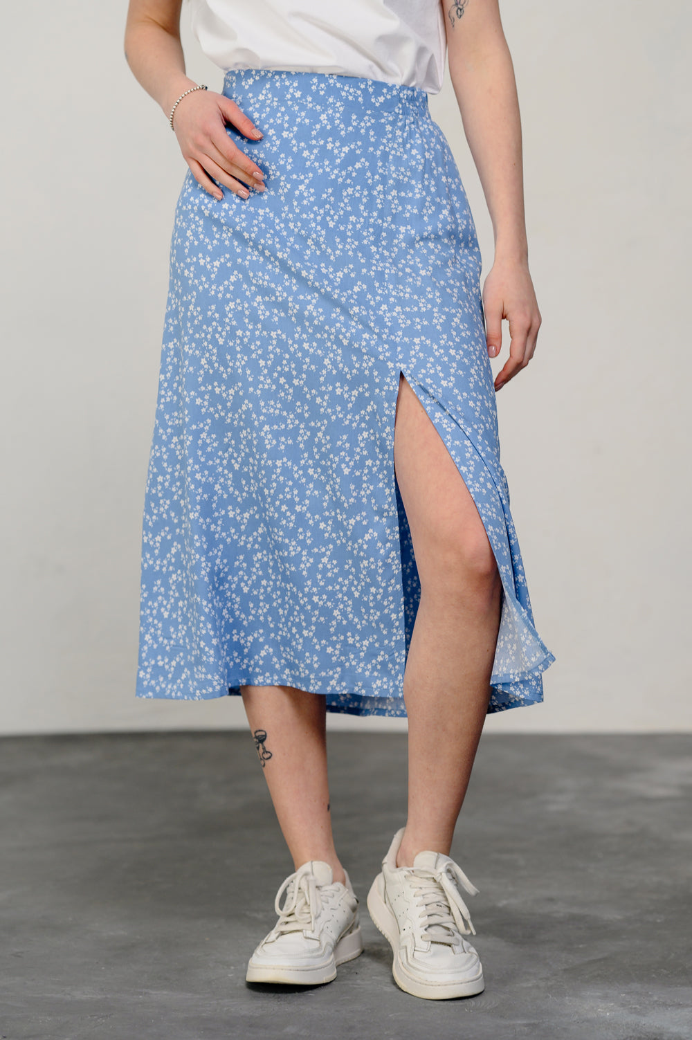 Blue skirt with elastic waistband and slit