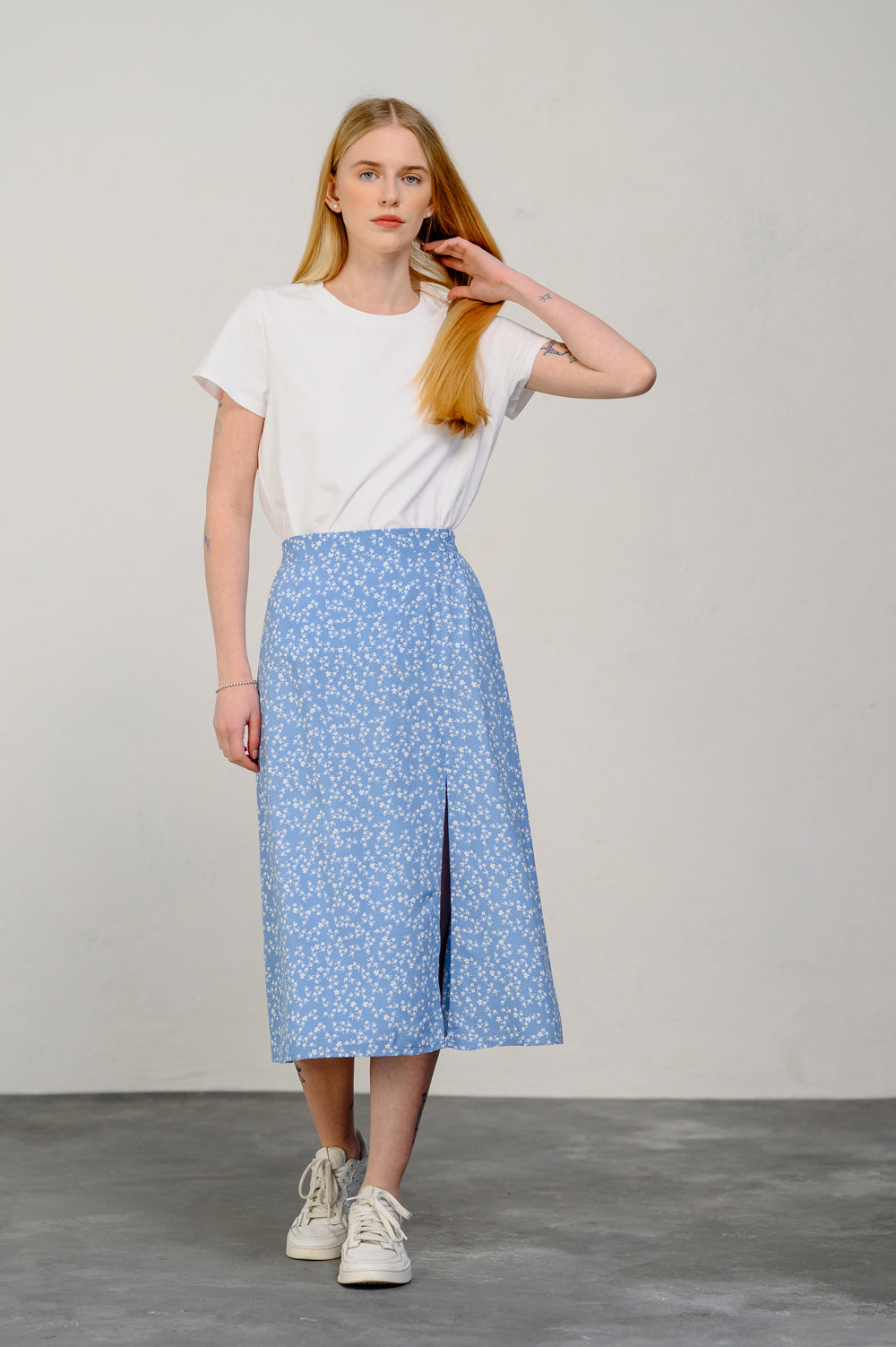 Blue skirt with elastic waistband and slit