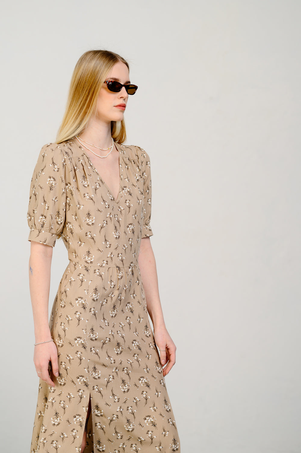 Vestido beige semi-ajustado con mangas de soplo