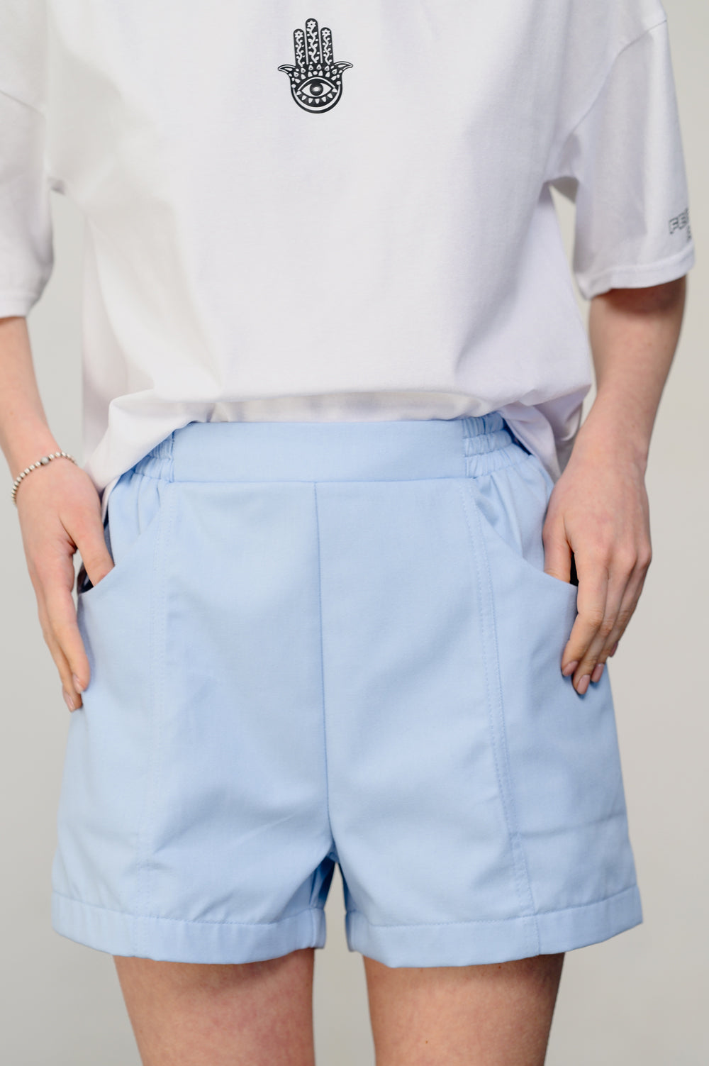 Pantalones cortos sueltos azul claro con cintura elástica