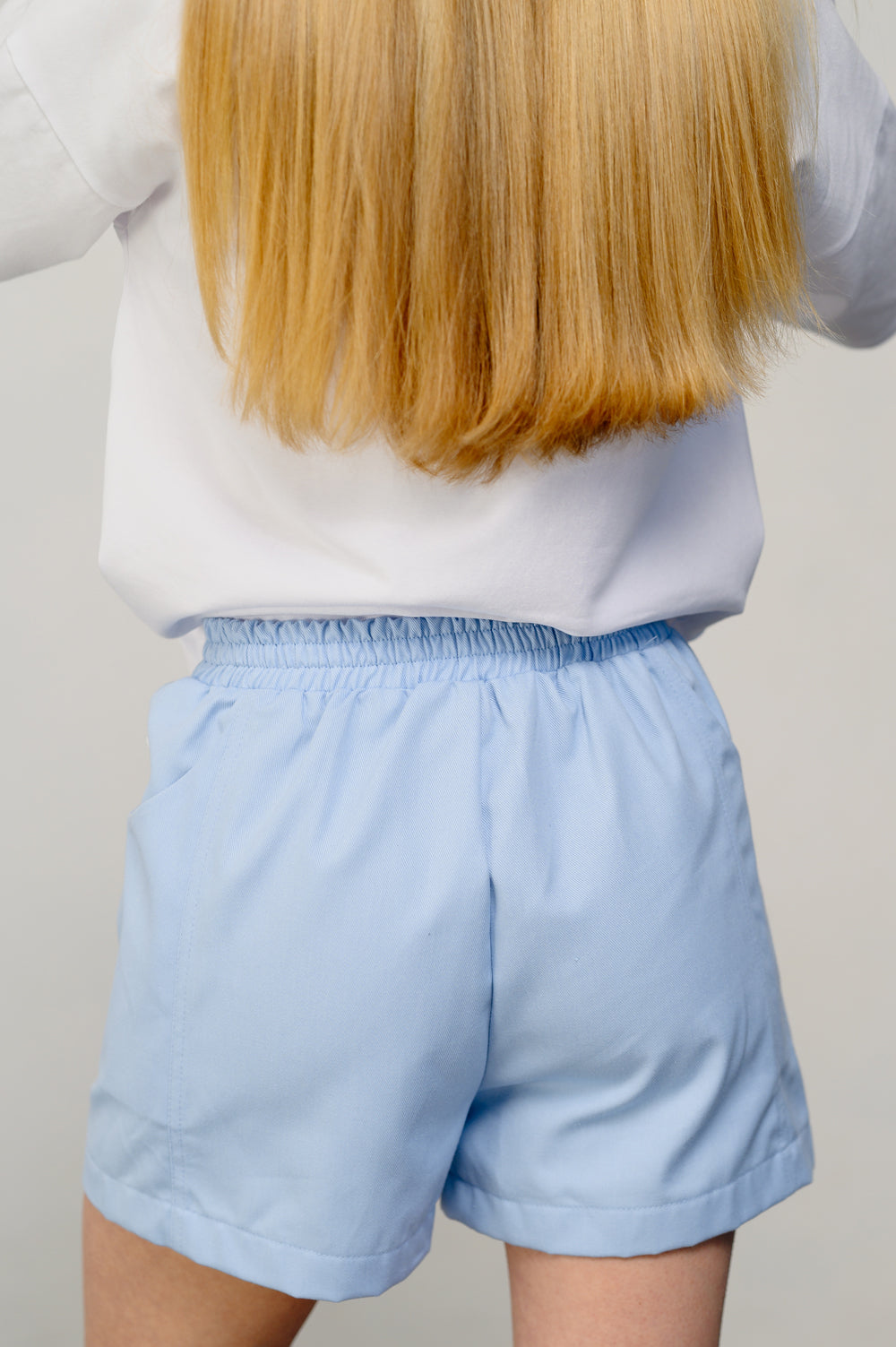 Short ample bleu clair avec ceinture élastique