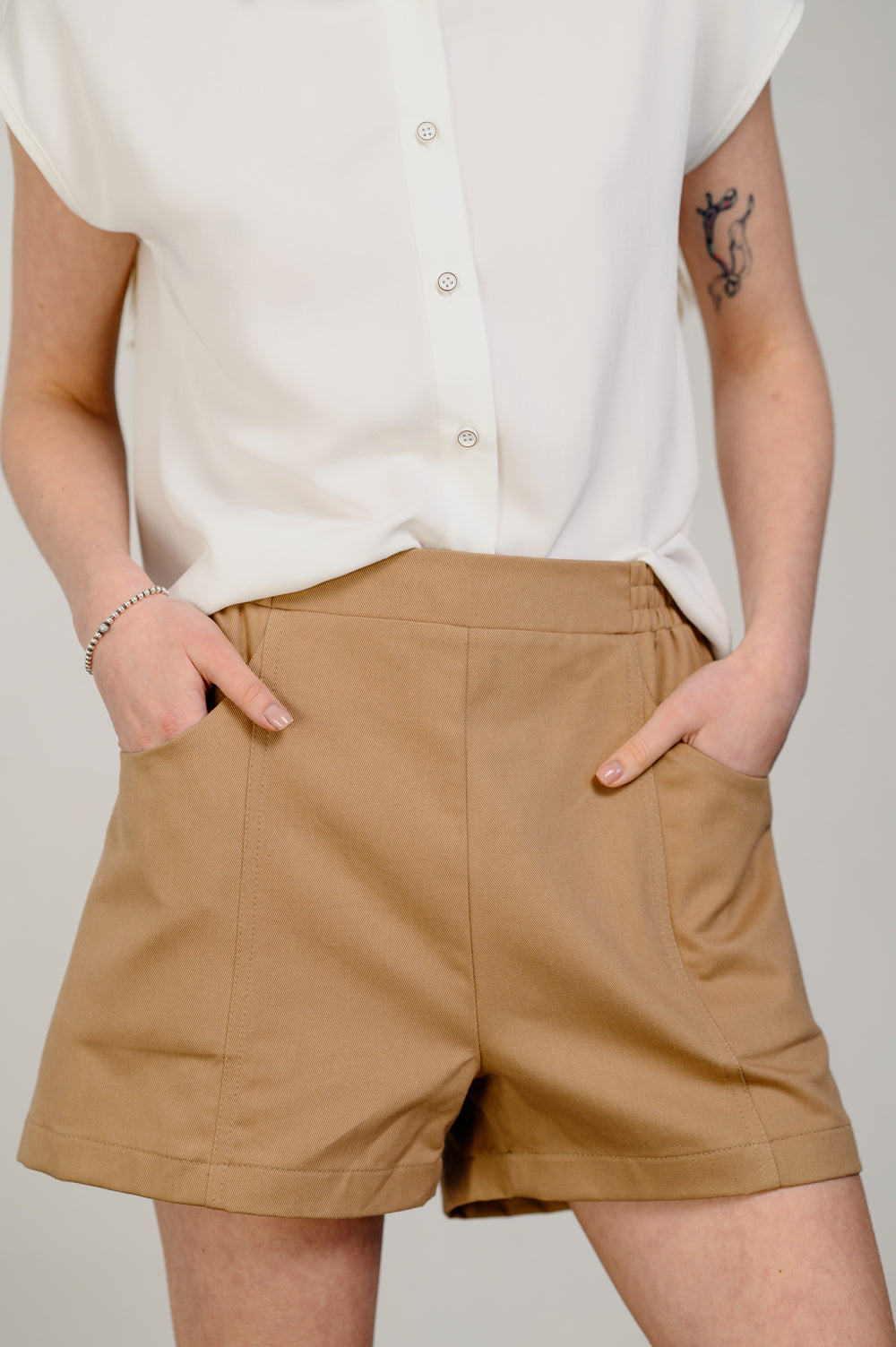 Pantaloncini larghi con cintura elastica in moka