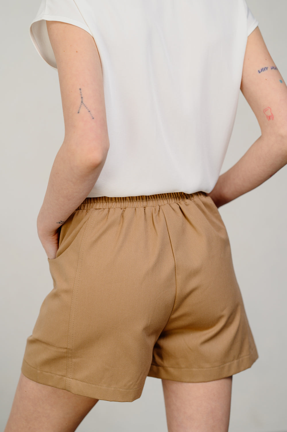 Pantaloncini larghi con cintura elastica in moka