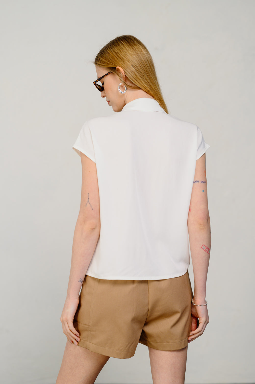 Loose shorts with elastic waistband in mocha