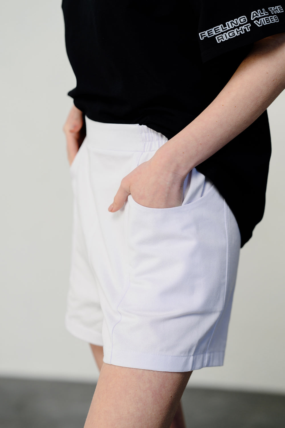 Short ample blanc avec ceinture élastique