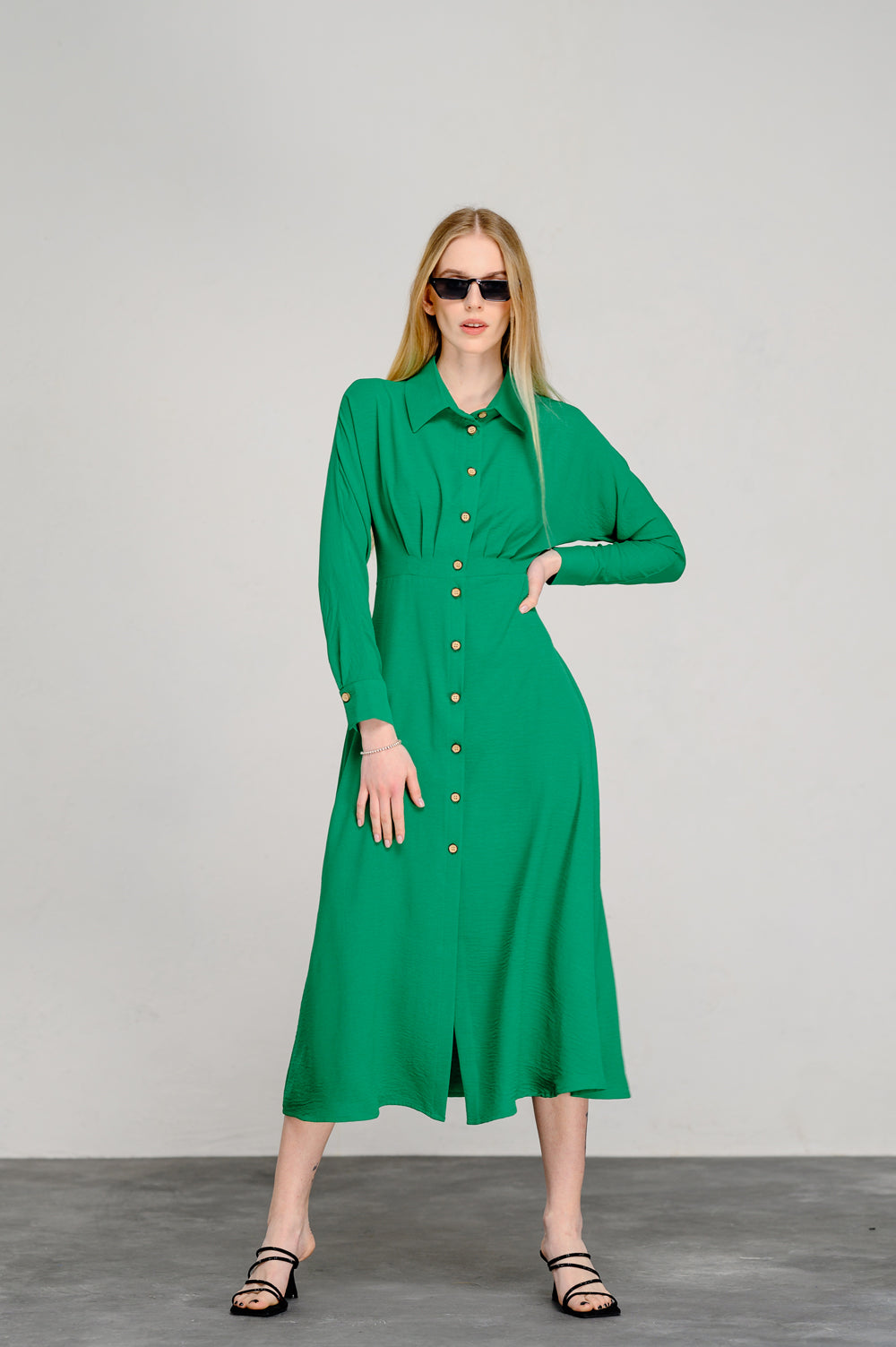 Green semi-fitted dress with an A-line skirt