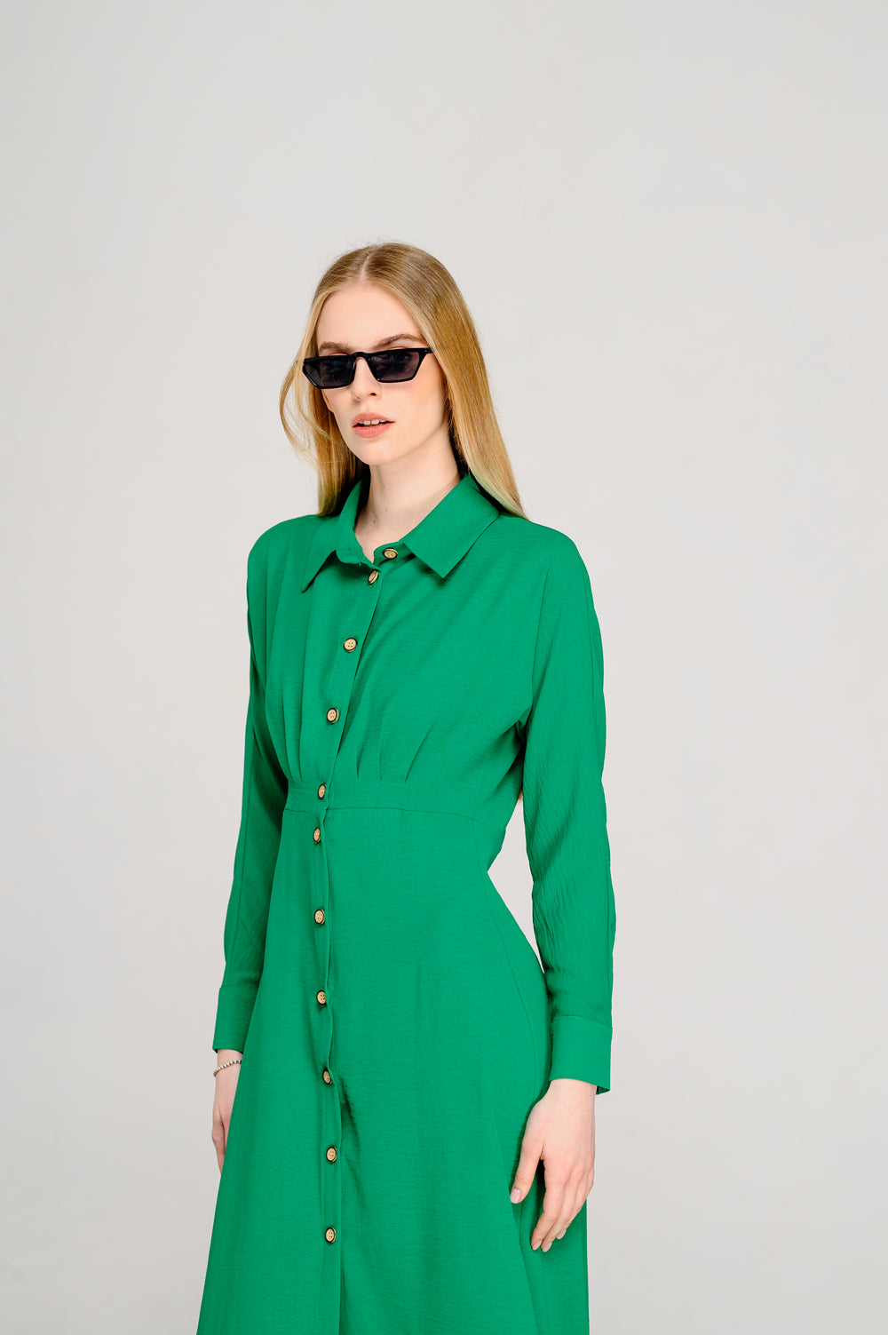 Green semi-fitted dress with an A-line skirt