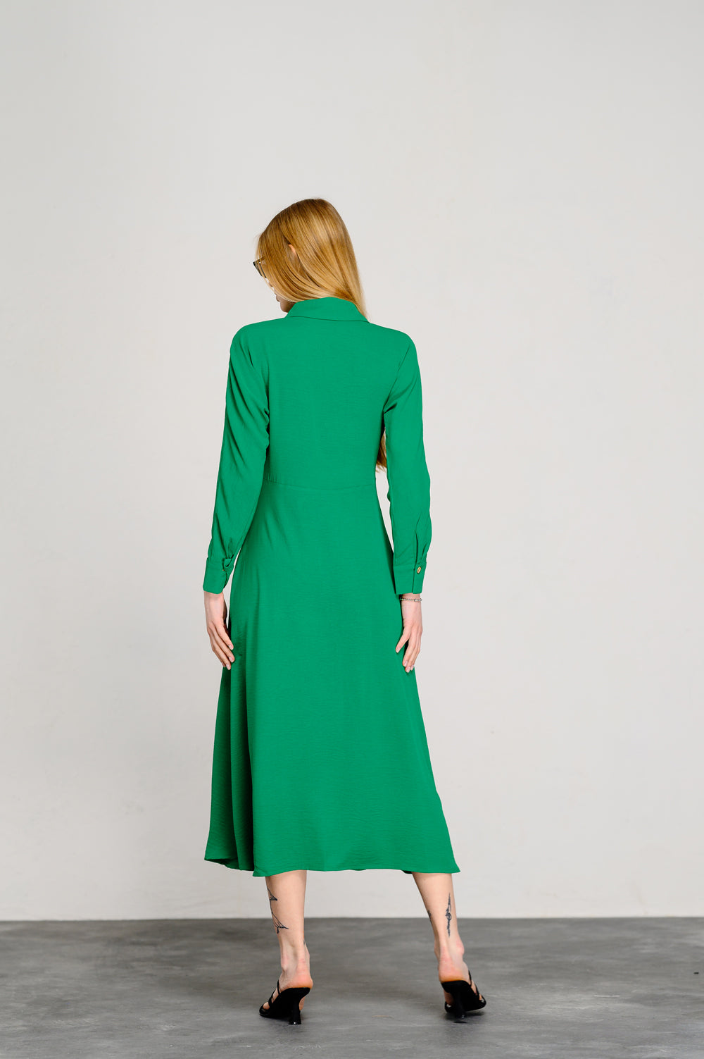 Green semi-fitted dress with an A-line skirt