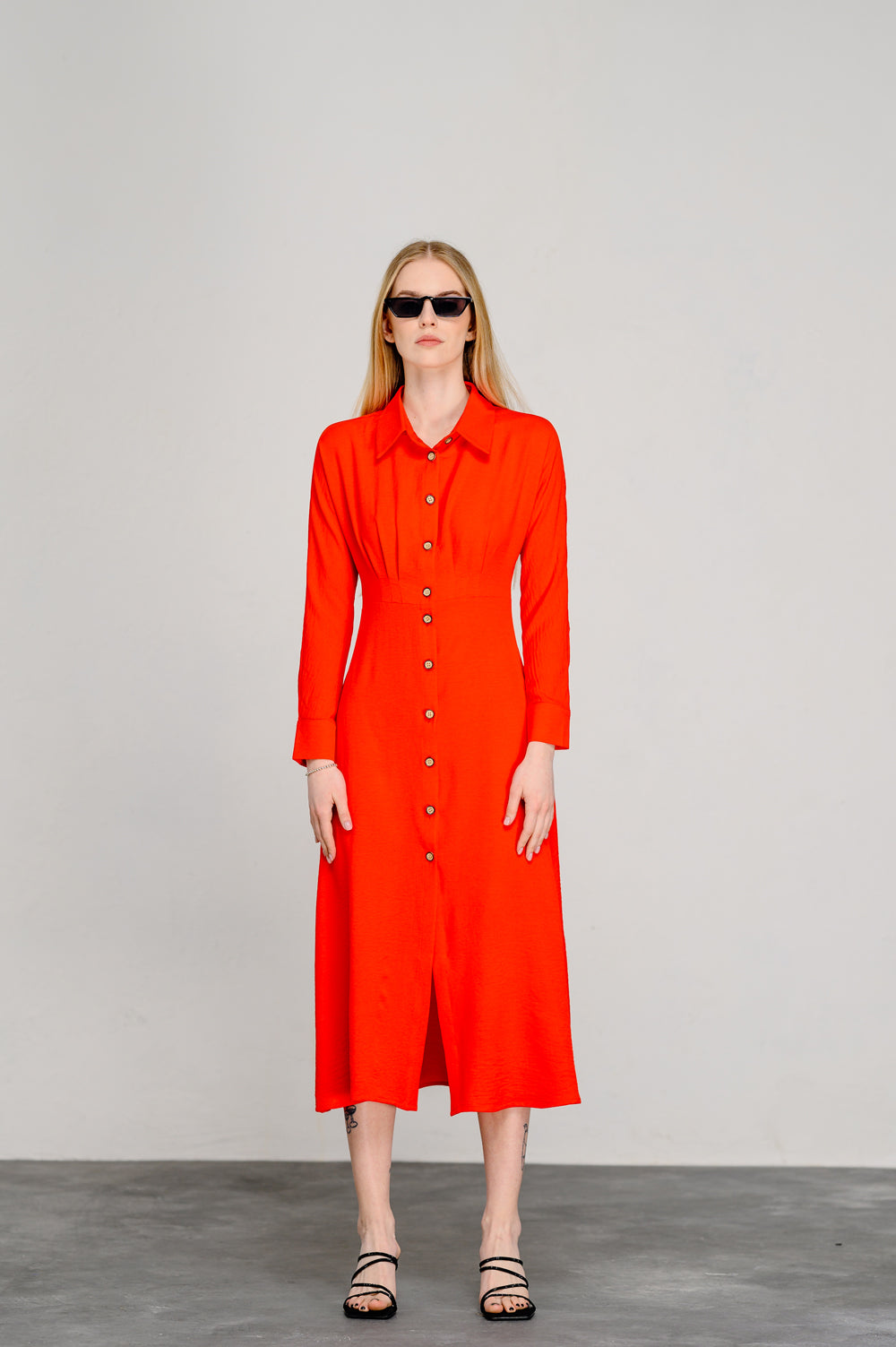 Robe semi-ajustée orange avec une jupe trapèze spectaculaire