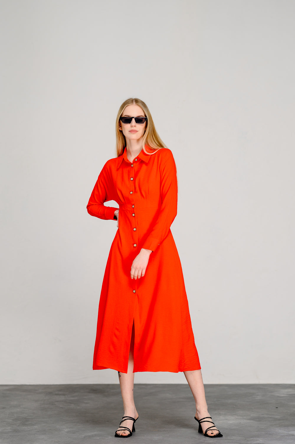 Robe semi-ajustée orange avec une jupe trapèze spectaculaire