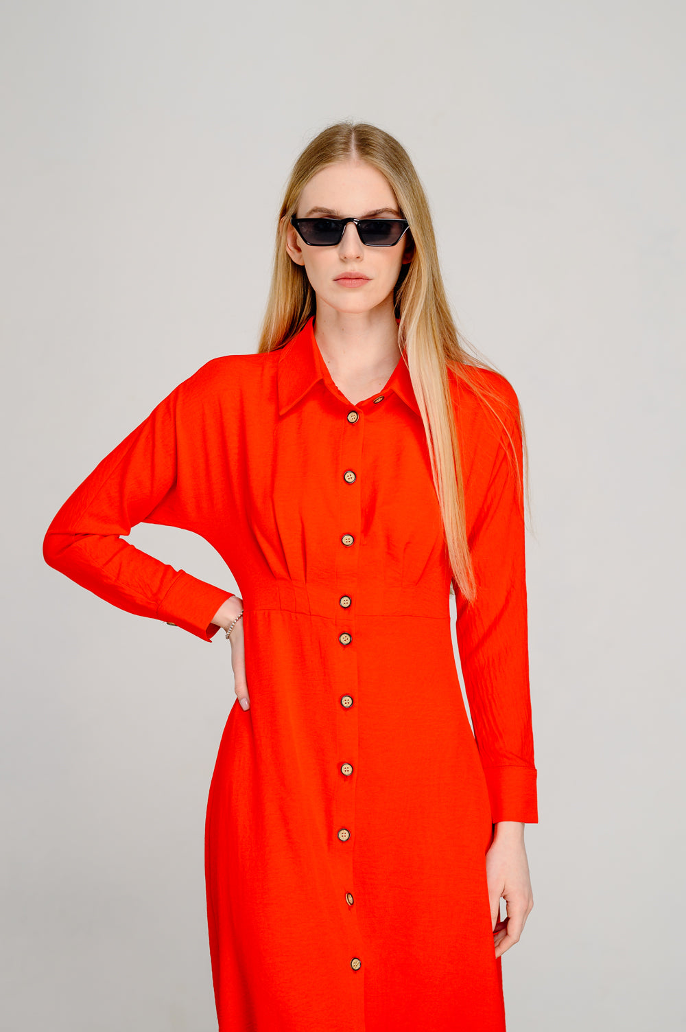 Robe semi-ajustée orange avec une jupe trapèze spectaculaire