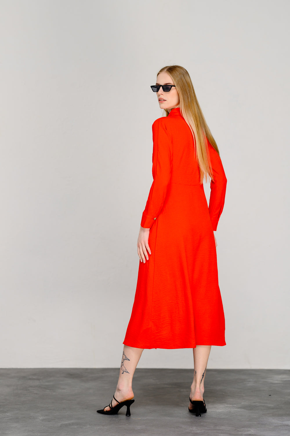 Robe semi-ajustée orange avec une jupe trapèze spectaculaire