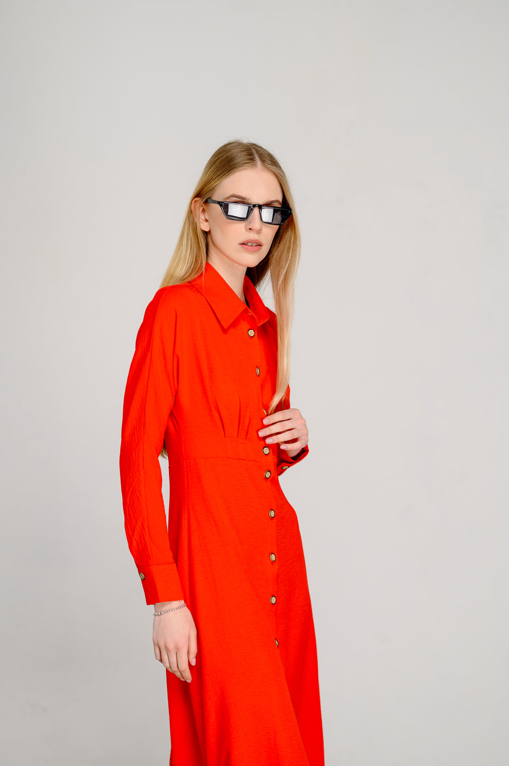 Robe semi-ajustée orange avec une jupe trapèze spectaculaire