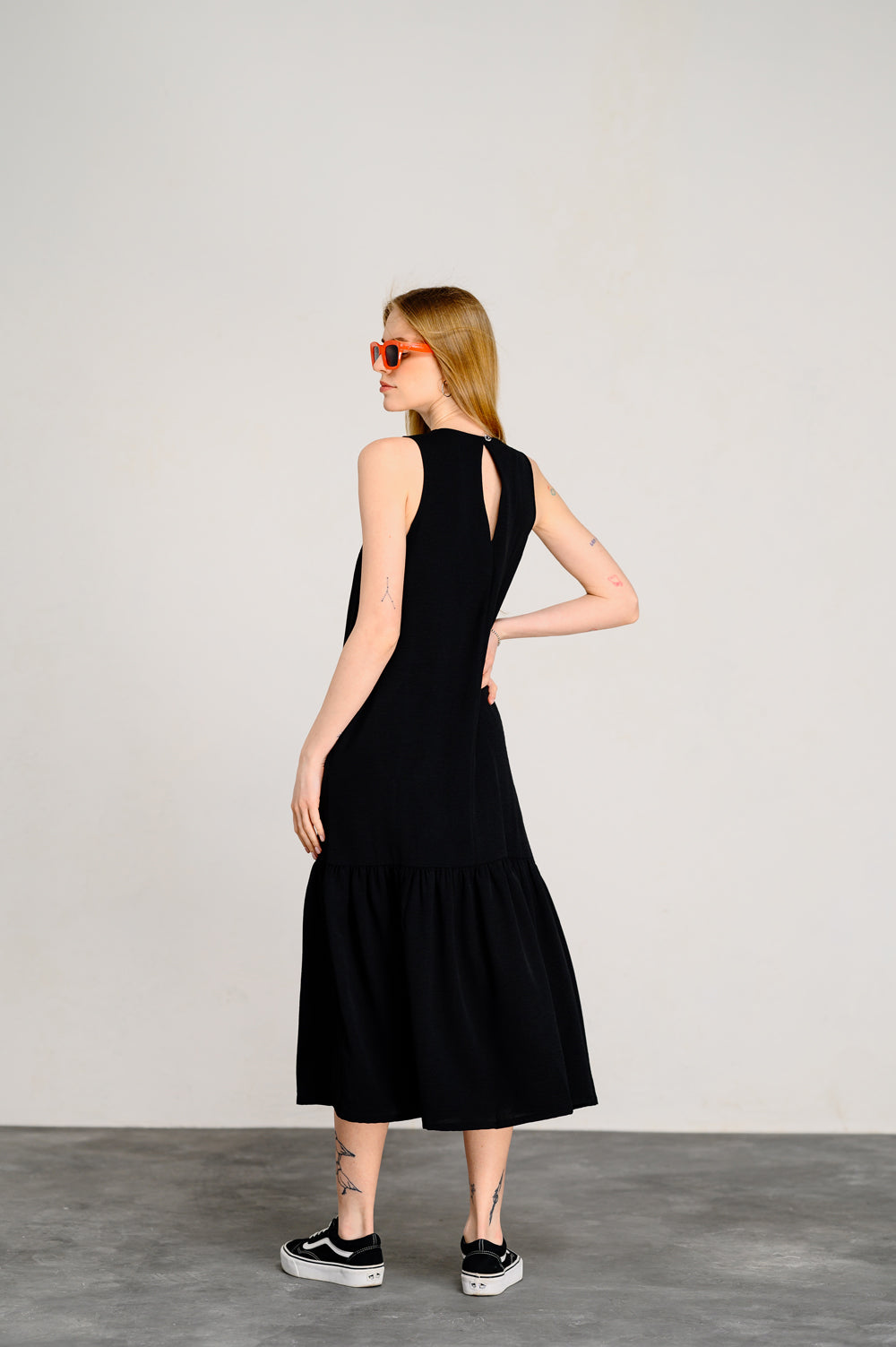 Schwarzes ärmelloses Swing-Kleid