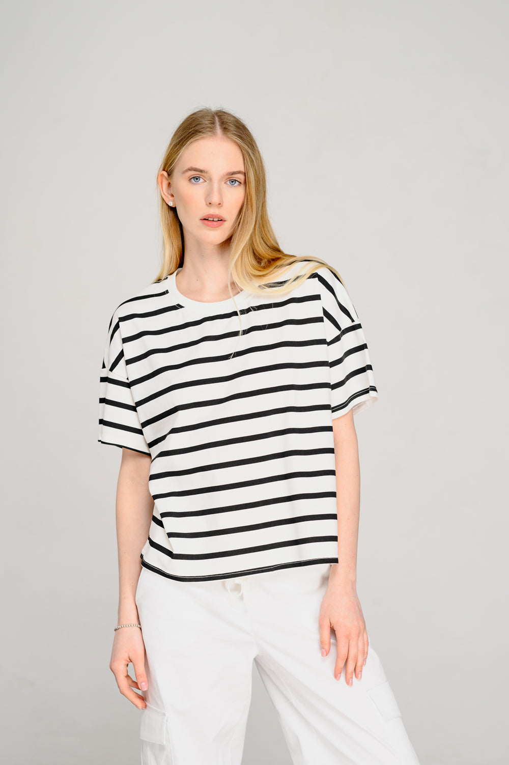 T-shirt nera a righe oversize