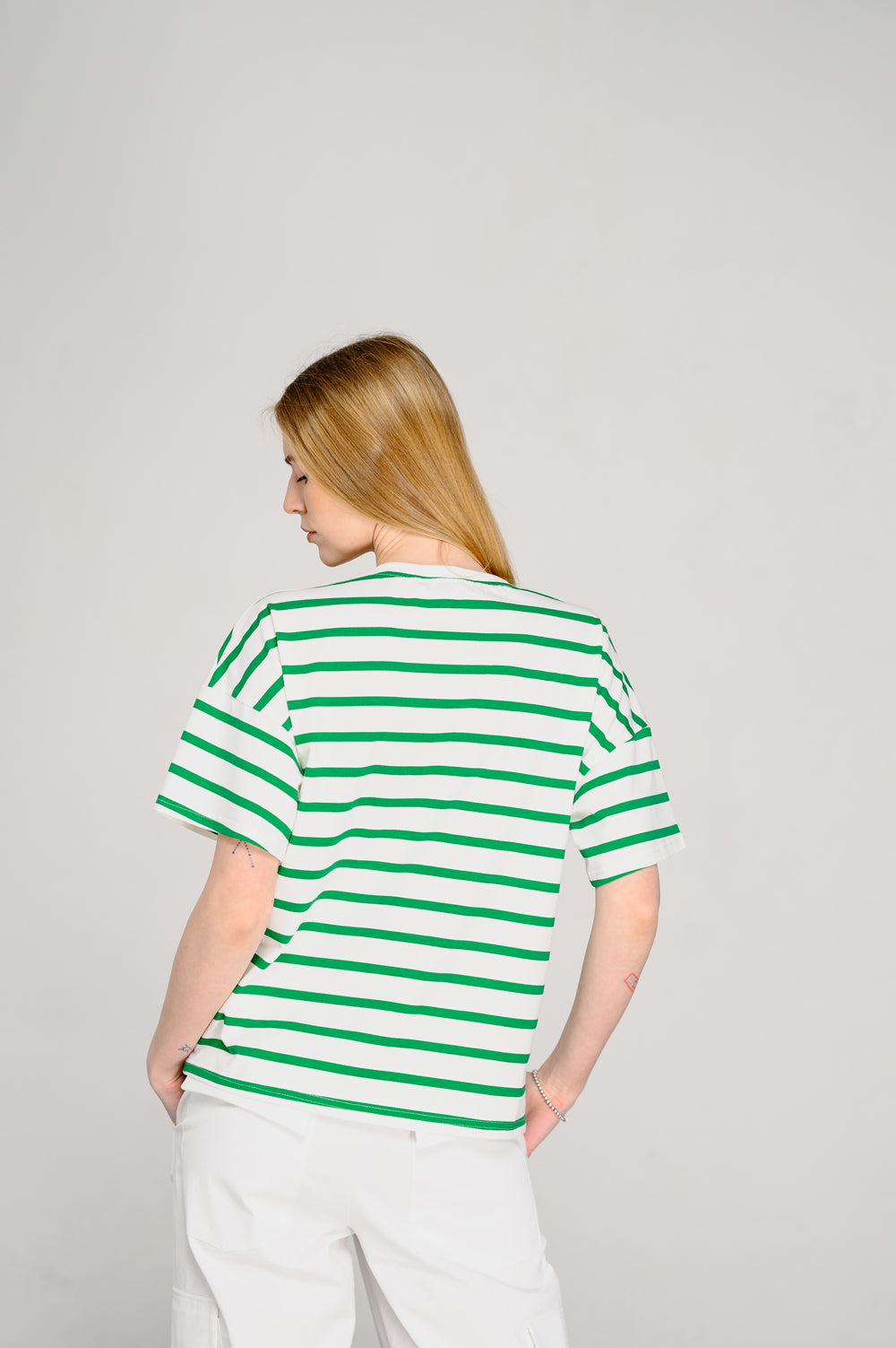 Tricou supradimensionat cu dungi verde.