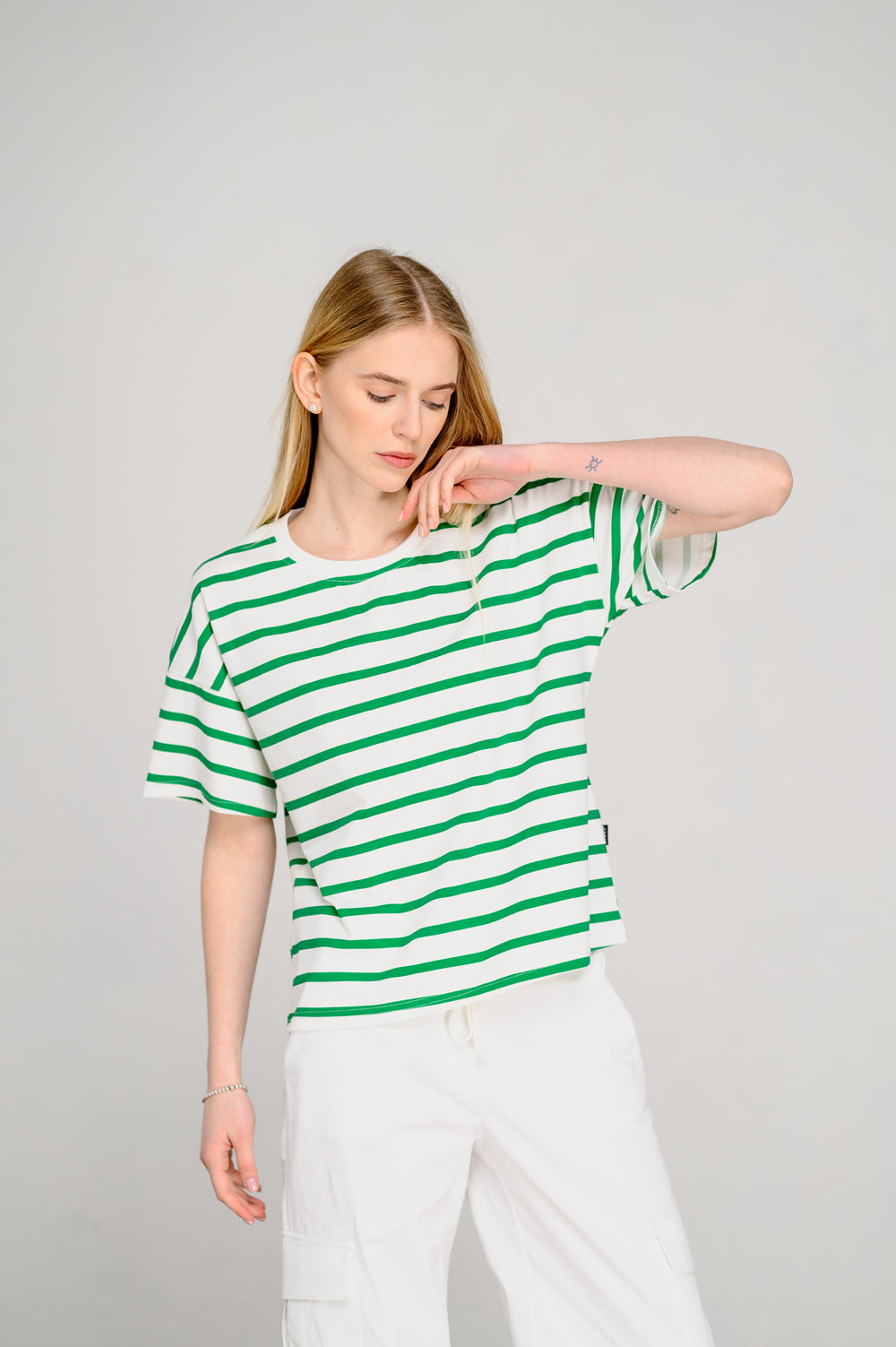 Tricou supradimensionat cu dungi verde.