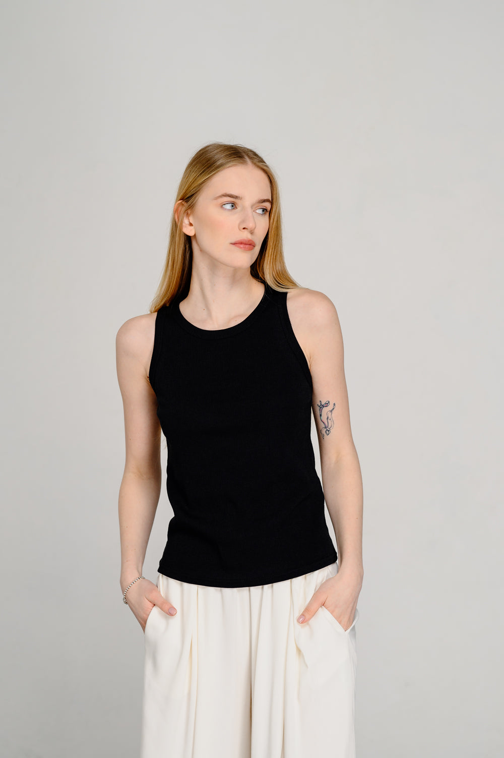 Black basic ribbed tank top