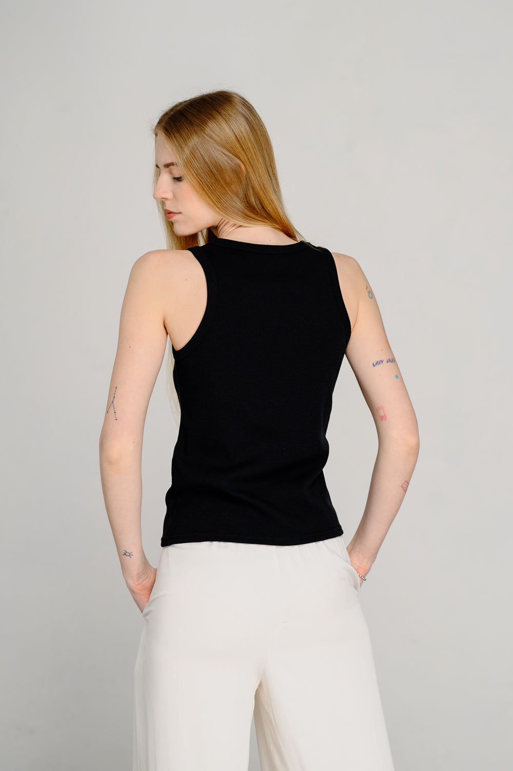 Black basic ribbed tank top