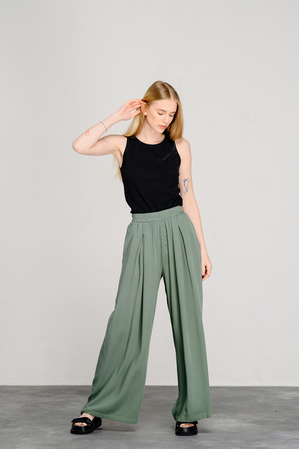 Pantalon ample vert avec ceinture élastique