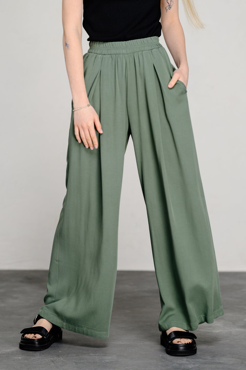 Pantalon ample vert avec ceinture élastique