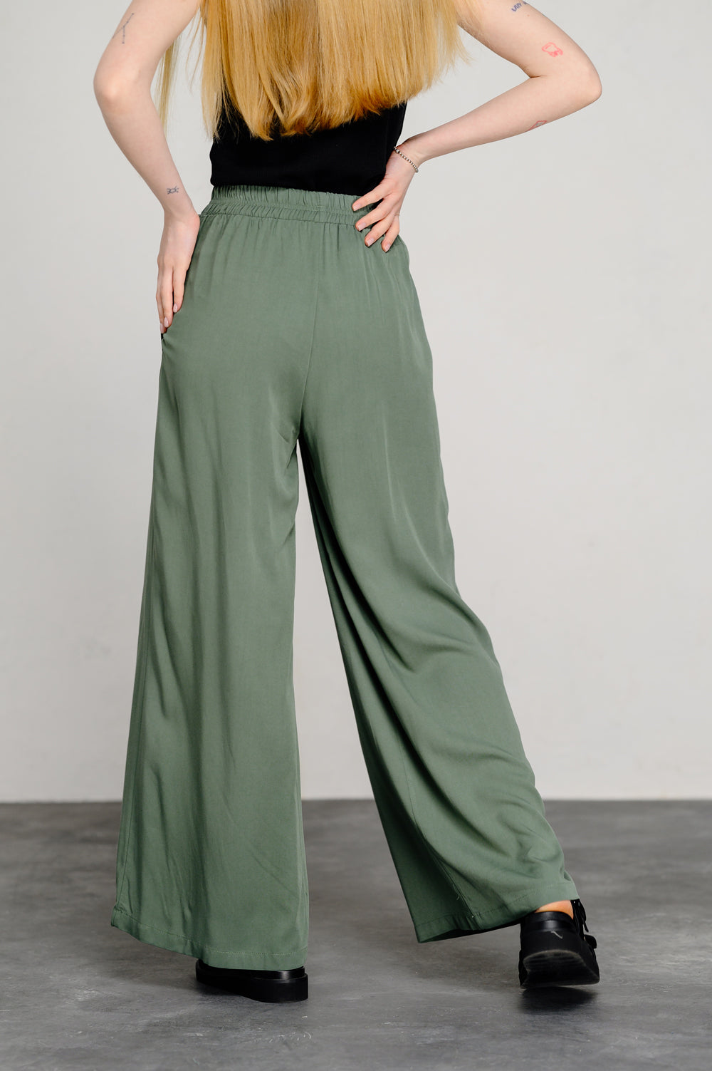 Pantalon ample vert avec ceinture élastique