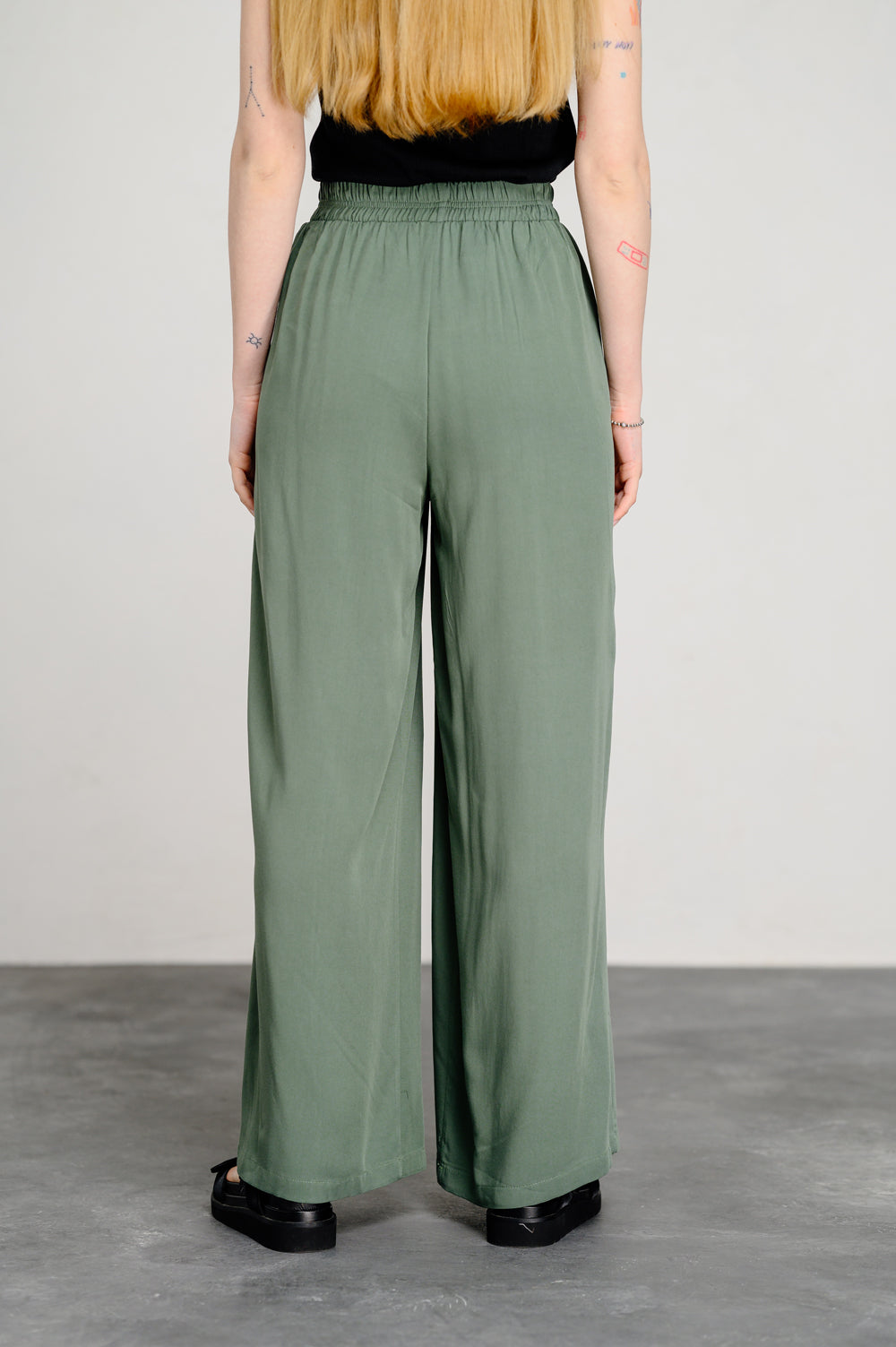 Pantalon ample vert avec ceinture élastique