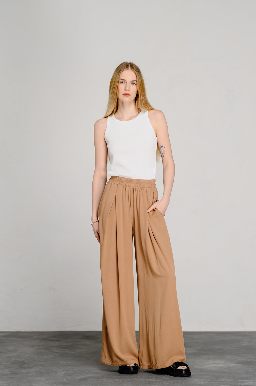 Pantalon ample avec ceinture élastique en moka