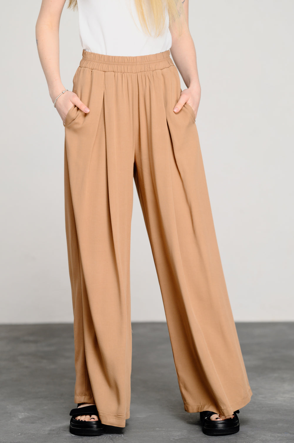 Loose Pants with Elastic Waistband in Mocha