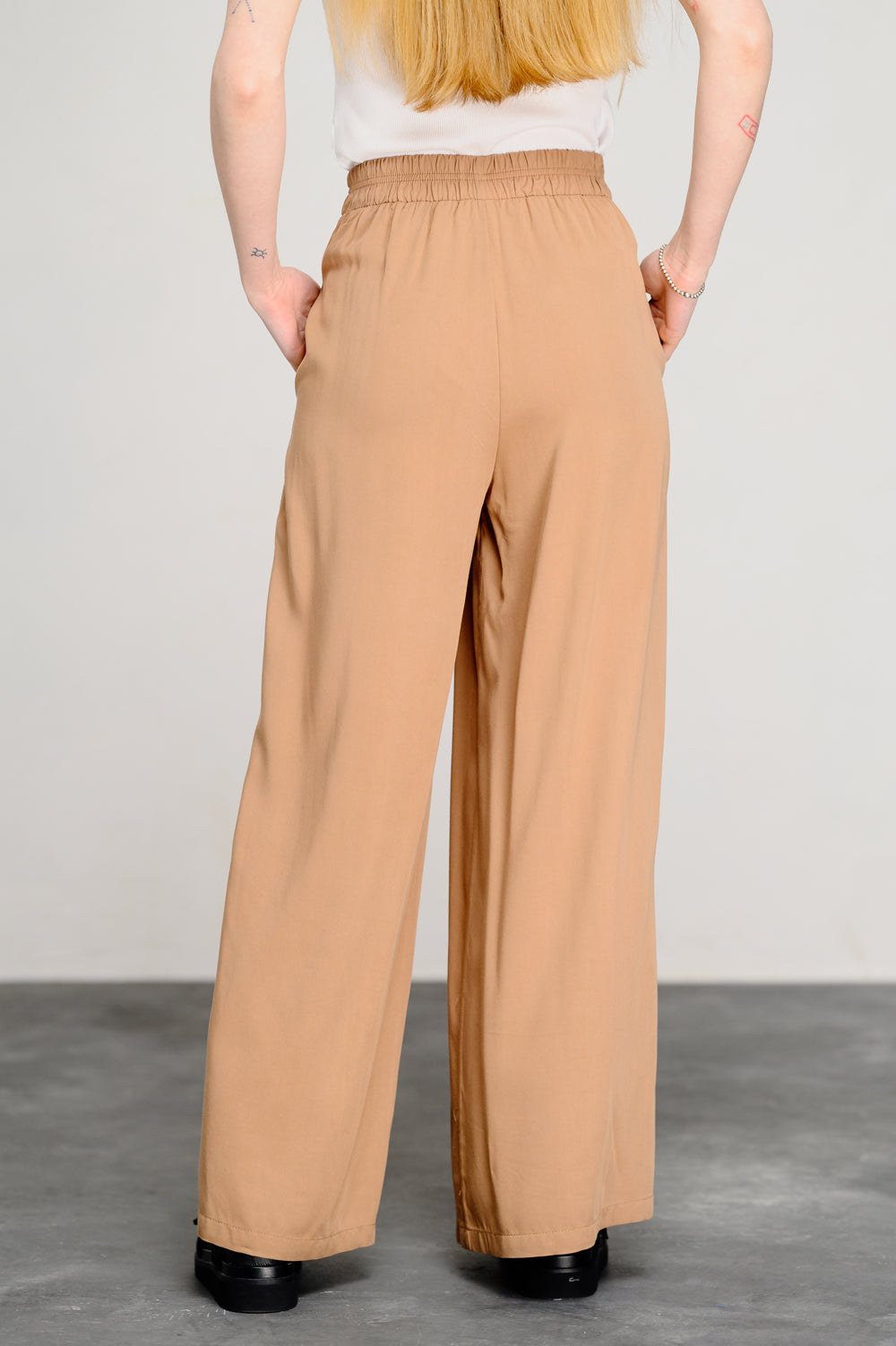 Loose Pants with Elastic Waistband in Mocha