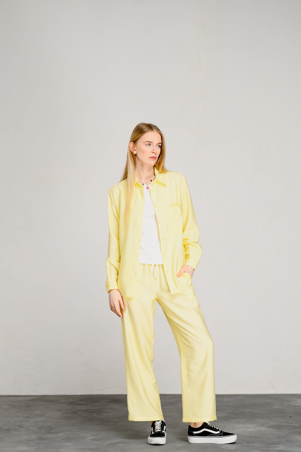 Yellow loose trousers with elastic