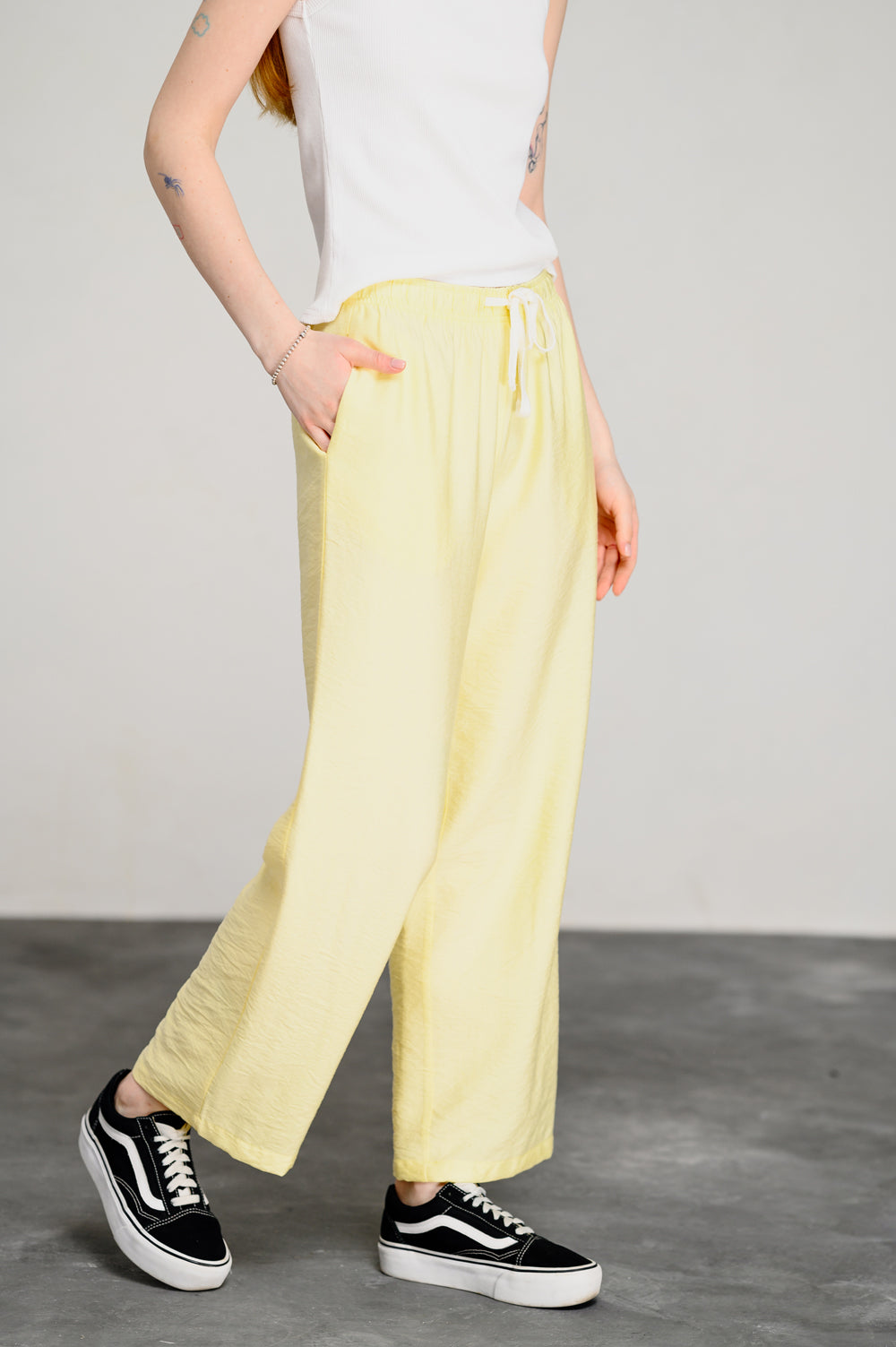 Pantalón suelto amarillo con elástico