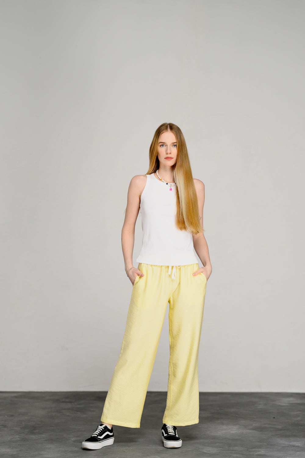 Yellow loose trousers with elastic