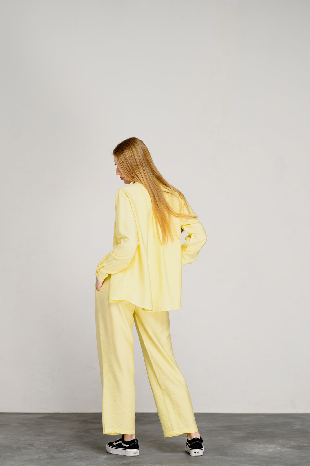 Yellow loose trousers with elastic