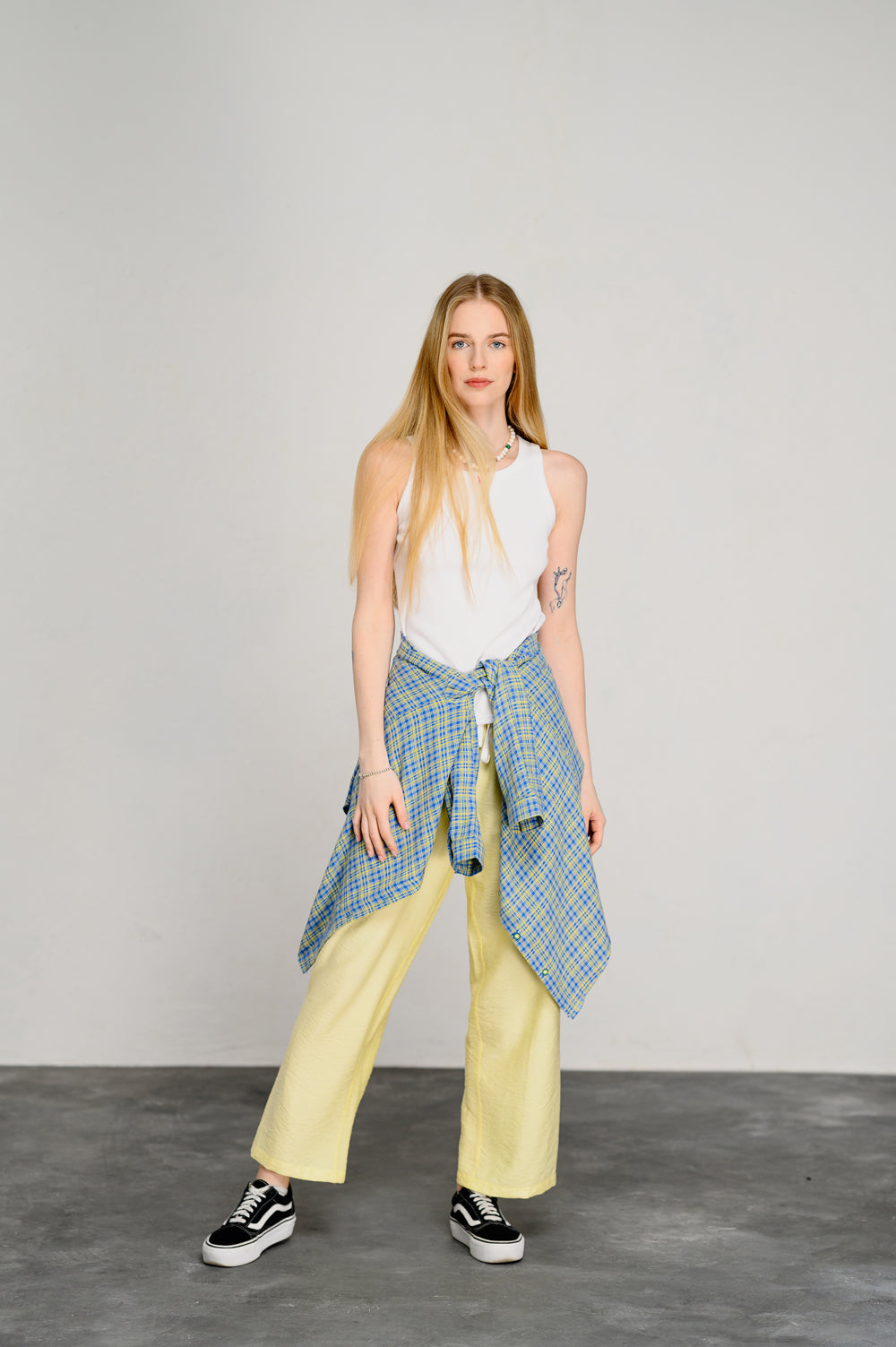 Yellow loose trousers with elastic