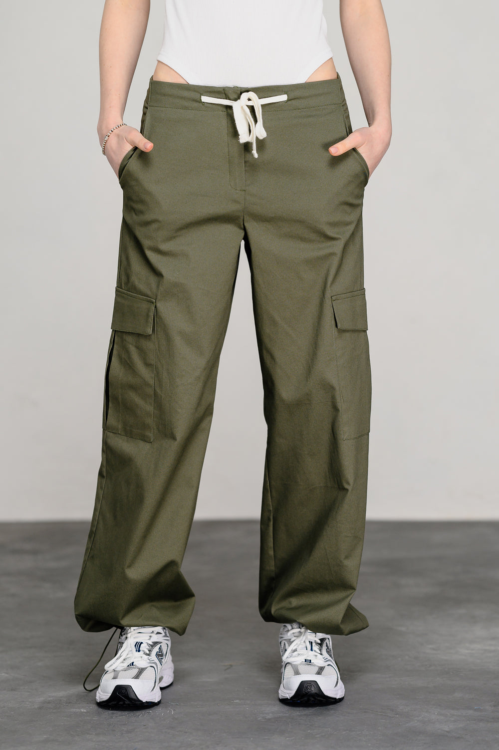 Pantalones cargo de cintura caída caqui