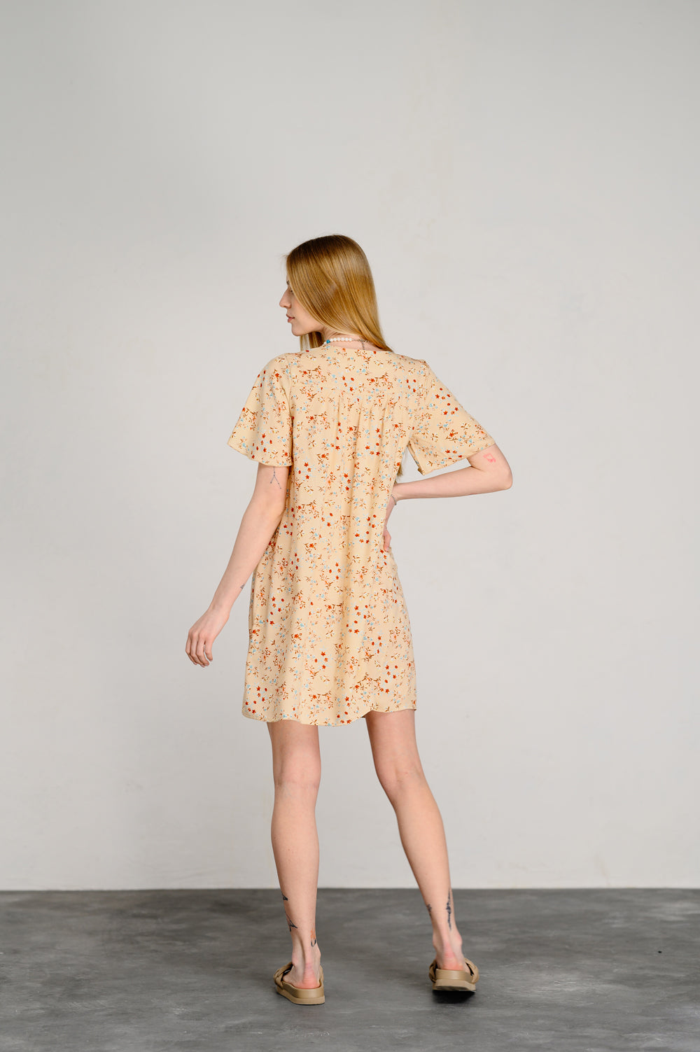 Robe trapèze beige à col en V