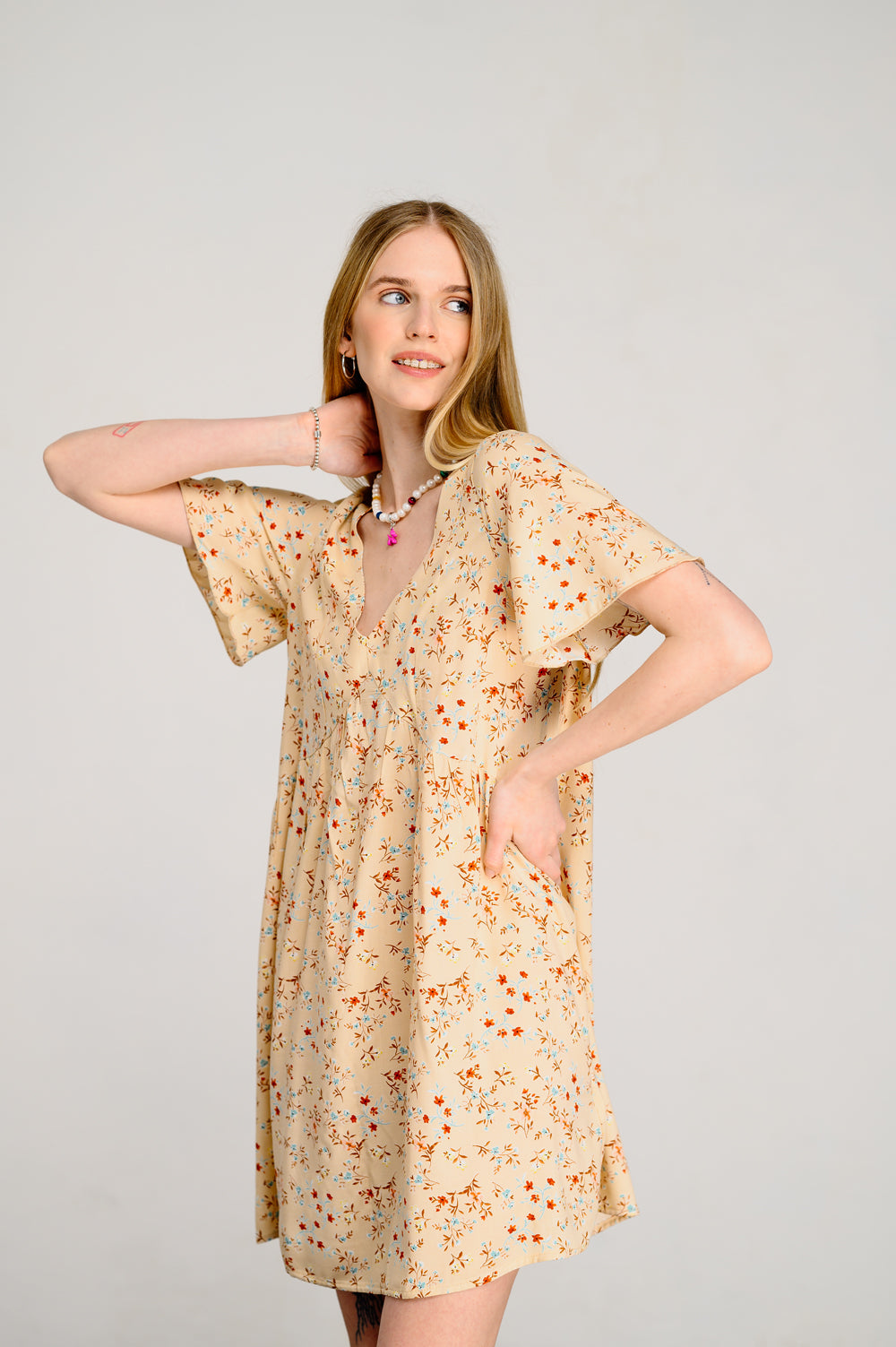 Robe trapèze beige à col en V