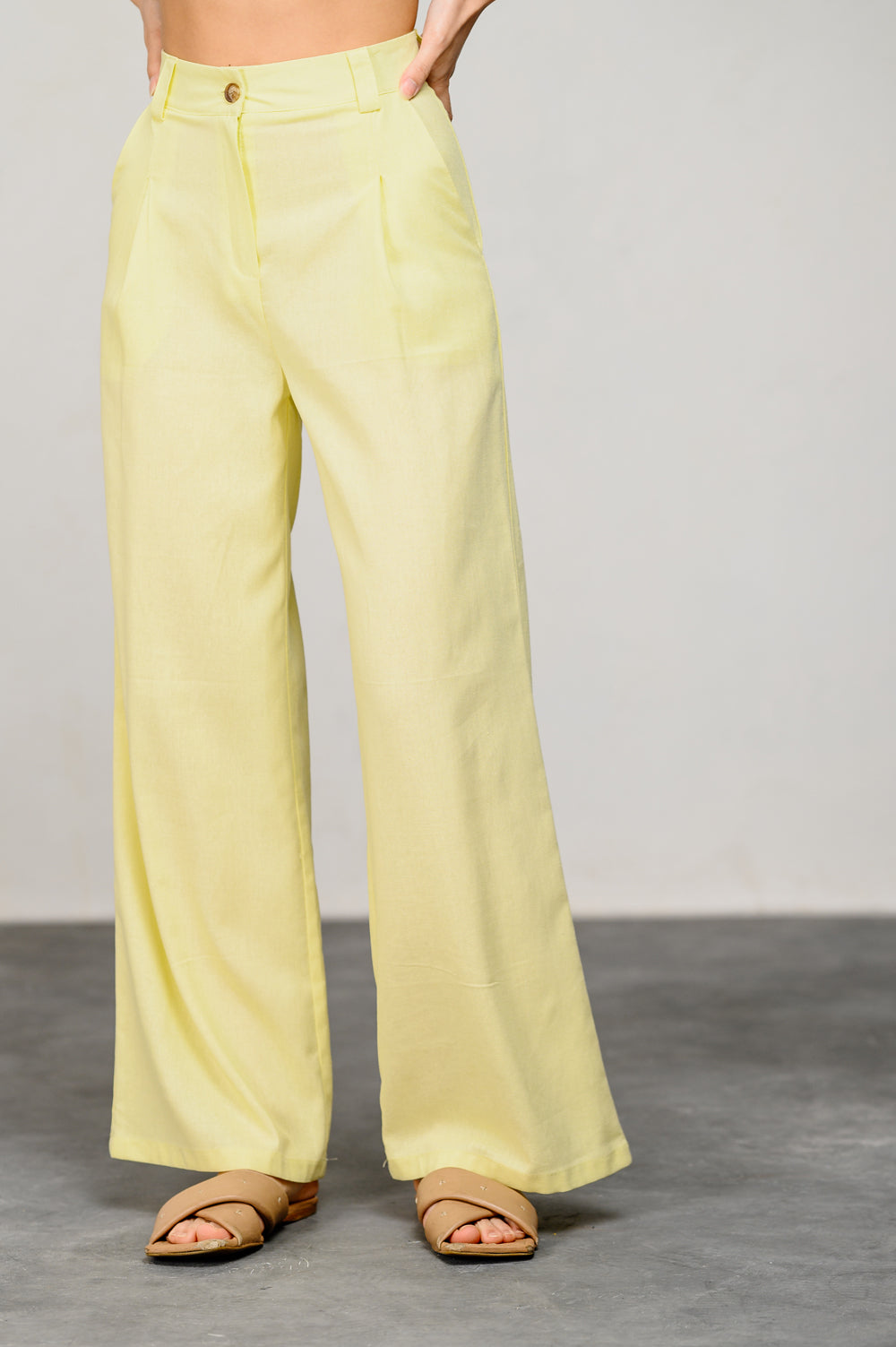 Pantaloni di lino al limone