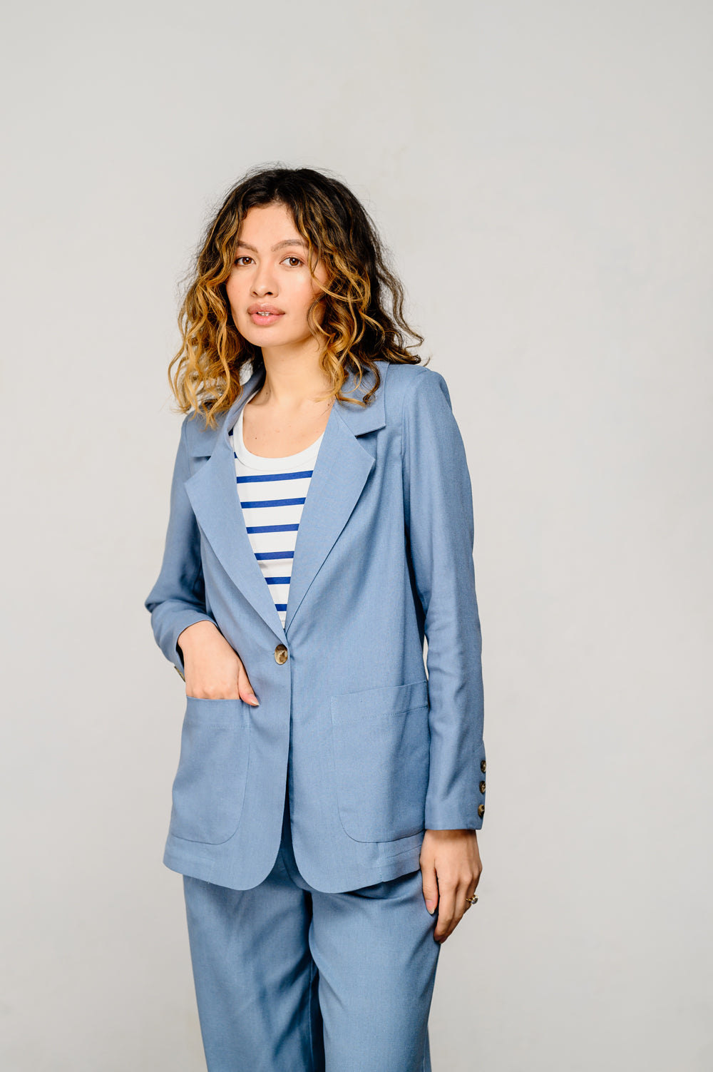 Grauer und blauer Straight-Fit-Blazer aus Leinen