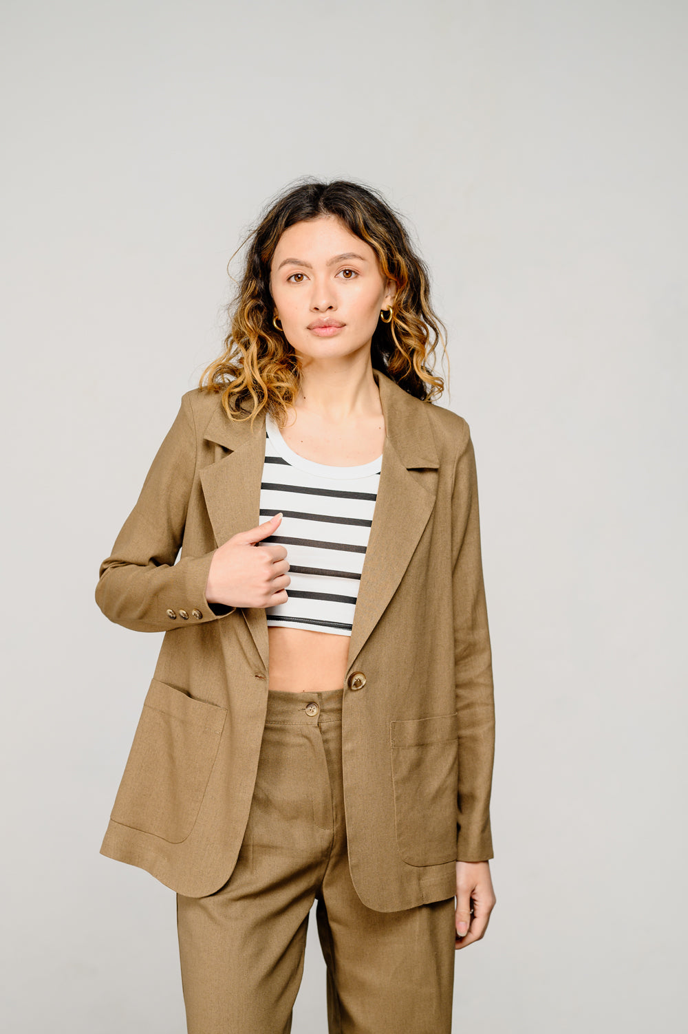 Veste en lin avec boutons de couleur "Mocha"