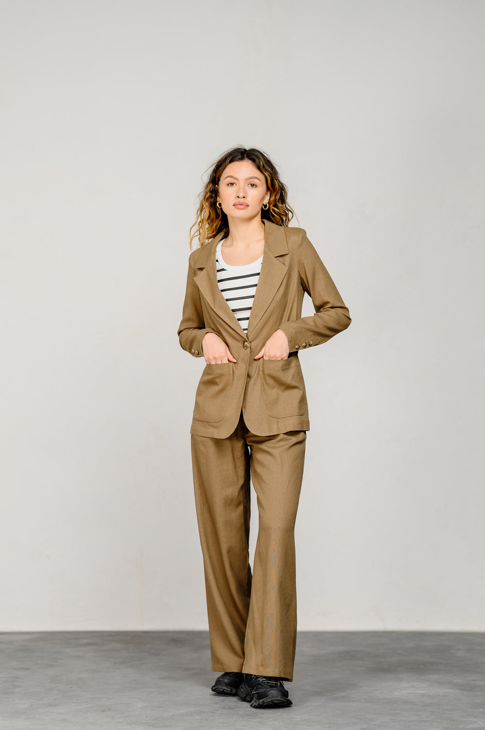 Linen jacket with buttons in color "Mocha"