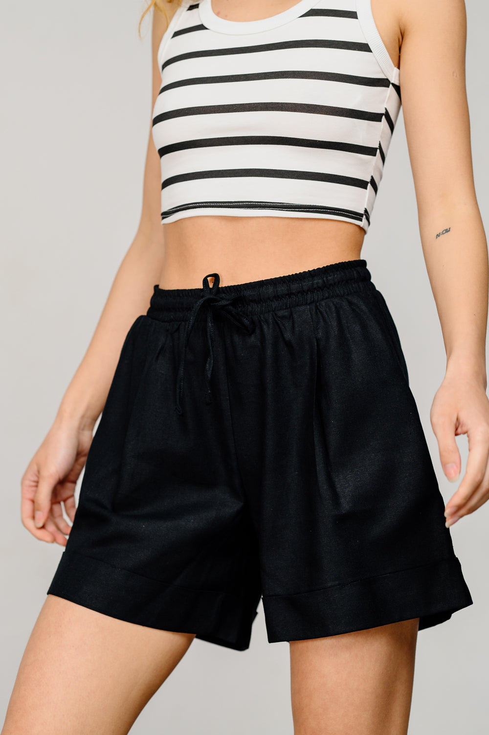 Short en lin noir