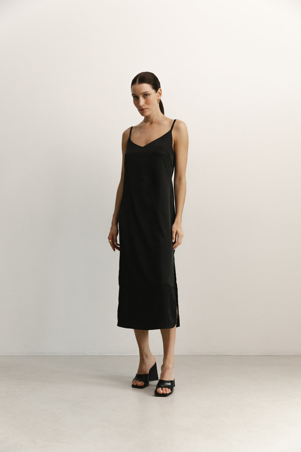 Robe midi en soie noire style lin